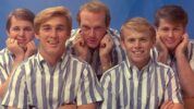 ビーチ・ボーイズ、1962年のデビュー・アルバムから60周年！全世界で450万枚以上のセールスを誇る決定版ベスト・アルバムのリマスター新装盤リリースを発表