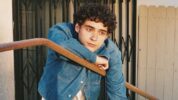 ジョシュア・バセットがEP『Sad Songs In A Hotel Room』をリリース！新たに同タイトルのミュージック・ビデオを公開