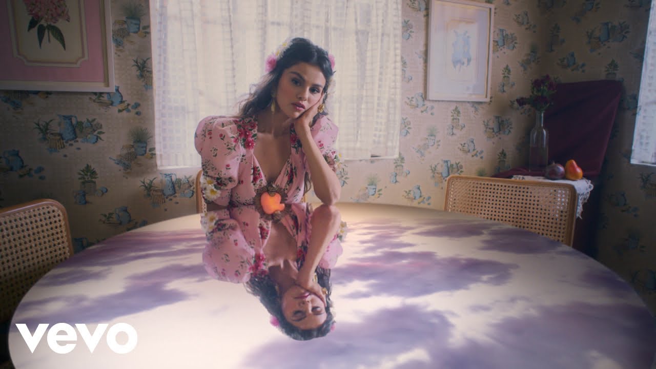 Selena Gomezがスペイン語の新曲「De Una Vez」のミュージック・ビデオを公開