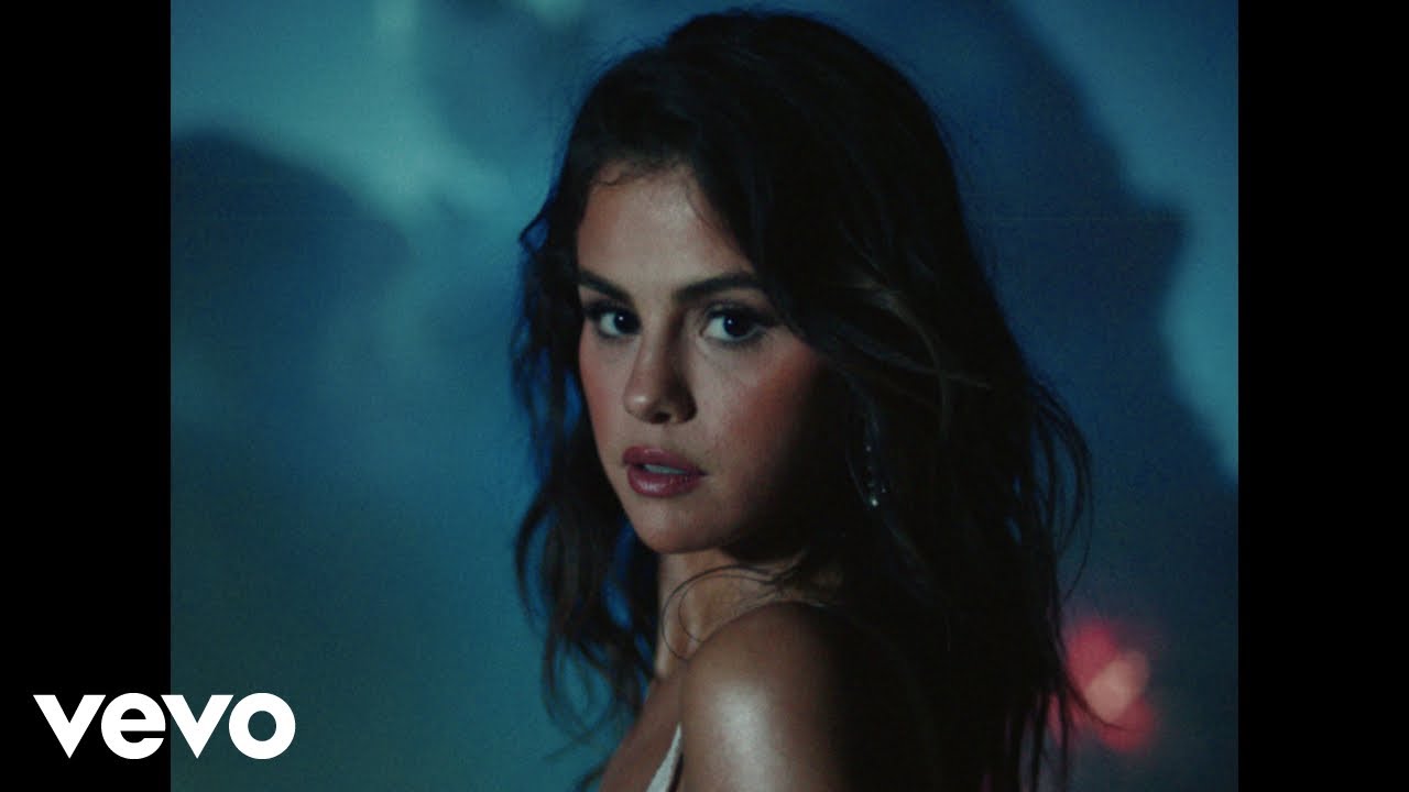 Selena GomezがRauw Alejandroとの新曲「Baila Conmigo」のミュージック・ビデオを公開