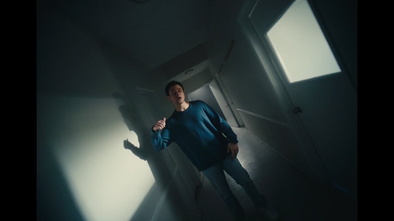 アレック・ベンジャミンが新曲「Shadow of Mine」のミュージック・ビデオを公開！共にアルバム『(UN)COMMENTARY』を4/15に出すことを発表