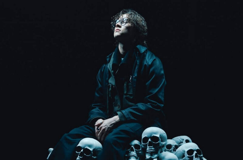 デイヴィッド・クシュナーが新曲「Skin and Bones」のミュージック・ビデオを公開！最新の全英シングルチャートで2曲目のトップ40入り！