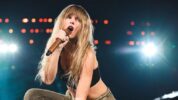 テイラー・スウィフトが全米ツアー『THE ERAS TOUR』全米公演開幕を祝して未発表4曲の音源を公開