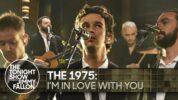 The 1975がジミー・ファロンの米人気テレビ番組に出演し披露された「I'm in Love With You」のパフォーマンス・ビデオが公開