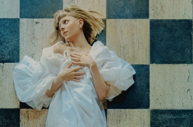 北欧の歌姫オーロラが新曲「The Conflict Of The Mind」のミュージック・ビデオを公開