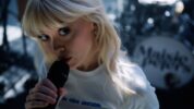 メイジー・ピーターズが最新アルバムに新曲6曲を追加したデラックス盤『The Good Witch (Deluxe)』をリリース！新たに収録された6曲のリリック・ビデオを公開