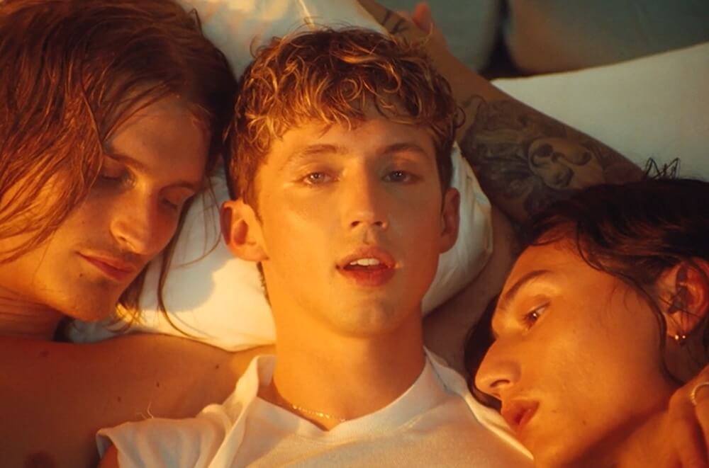 Troye Sivanが新曲「Angel Baby」のミュージック・ビデオを公開！濃厚なキスシーンを熱演し話題に！