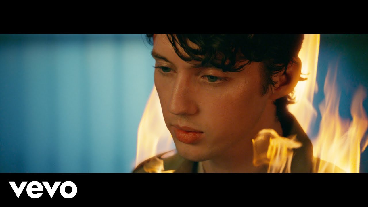 Troye Sivanが新曲「Easy」のミュージック・ビデオを公開