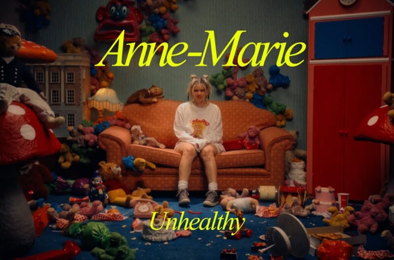 アン・マリーが最新アルバム『UNHEALTHY』全13曲をひとつの映像に収めたフル・ヴィジュアル・ビデオを公開