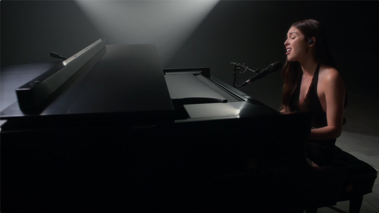 オリヴィア・ロドリゴが新曲「vampire」のピアノ弾き語りによるパフォーマンス・ビデオを公開