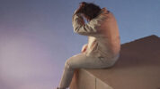 今年フジロックの出演が決定しているルイス・キャパルディ、セカンド・アルバム『Broken by Desire to Be Heavenly Sent』全英アルバム・チャート初週初登場1位を獲得。2作品連続となる快挙