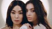 チャーリーXCXがニュー・アルバム『CRASH』よりリナ・サワヤマを迎えた新曲「Beg For You」のヴィジュアライザー・ビデオを公開